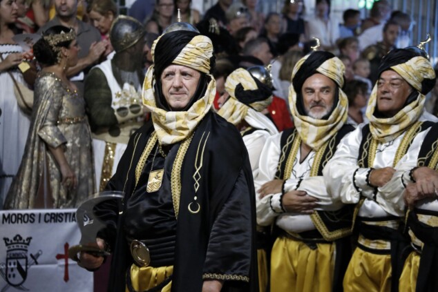Los boatos de Cavallers de Me’n Fot y la filà Walies conquistan el centro de Dénia en su día grande 154 desfile de gala de los moros y cristianos 2026 de denia 151