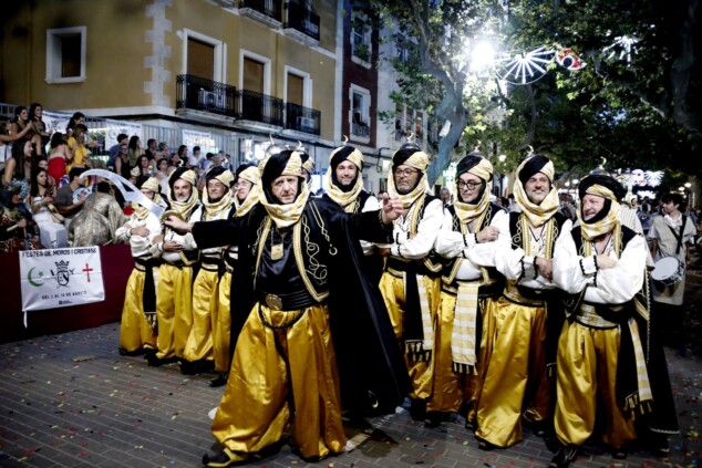 Los boatos de Cavallers de Me’n Fot y la filà Walies conquistan el centro de Dénia en su día grande 155 desfile de gala de los moros y cristianos 2026 de denia 152
