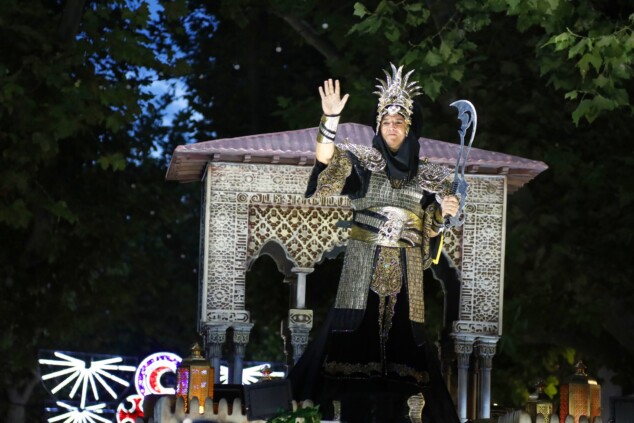 Los boatos de Cavallers de Me’n Fot y la filà Walies conquistan el centro de Dénia en su día grande 160 desfile de gala de los moros y cristianos 2026 de denia 157