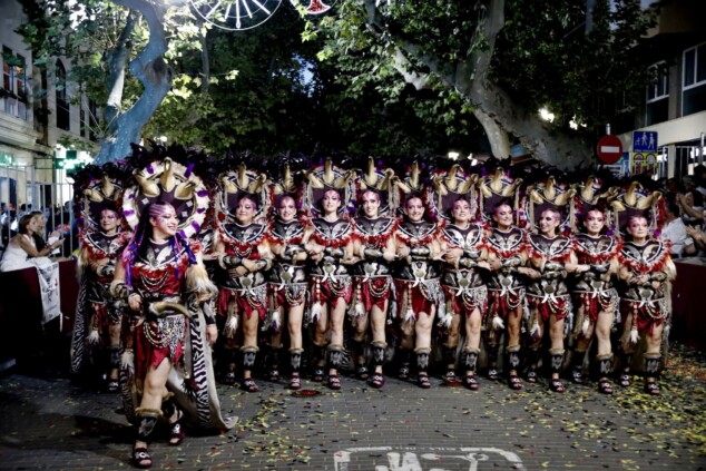 Los boatos de Cavallers de Me’n Fot y la filà Walies conquistan el centro de Dénia en su día grande 162 desfile de gala de los moros y cristianos 2026 de denia 159