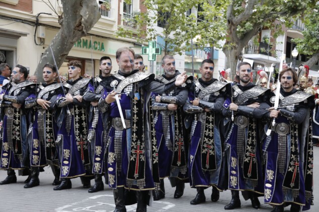 Los boatos de Cavallers de Me’n Fot y la filà Walies conquistan el centro de Dénia en su día grande 19 desfile de gala de los moros y cristianos 2026 de denia 16