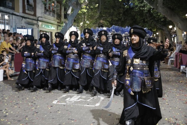 Los boatos de Cavallers de Me’n Fot y la filà Walies conquistan el centro de Dénia en su día grande 174 desfile de gala de los moros y cristianos 2026 de denia 171