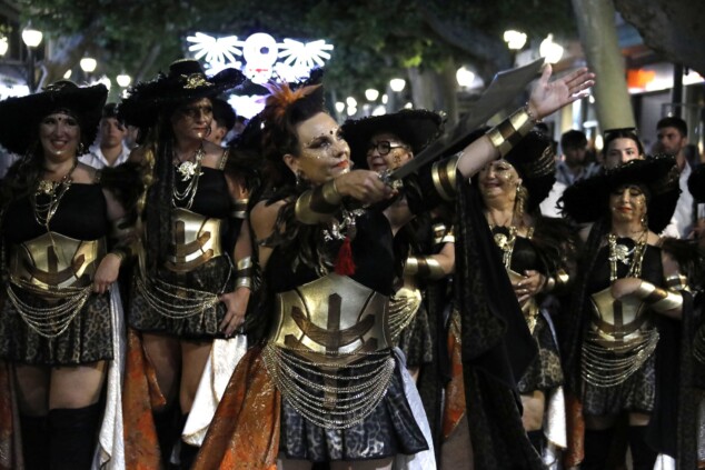 Los boatos de Cavallers de Me’n Fot y la filà Walies conquistan el centro de Dénia en su día grande 182 desfile de gala de los moros y cristianos 2026 de denia 179