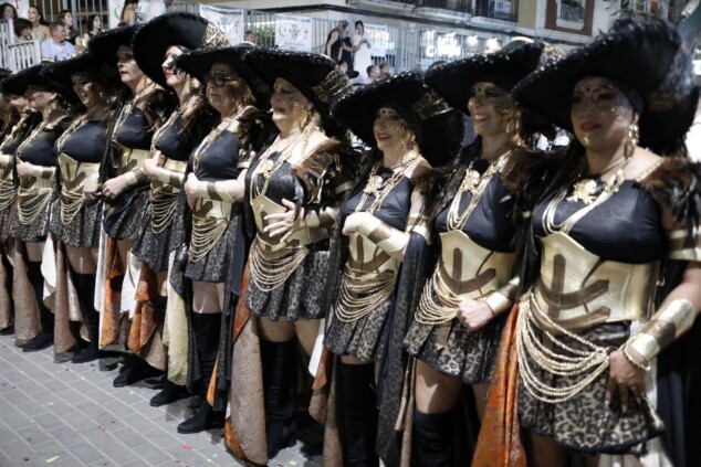 Los boatos de Cavallers de Me’n Fot y la filà Walies conquistan el centro de Dénia en su día grande 183 desfile de gala de los moros y cristianos 2026 de denia 180