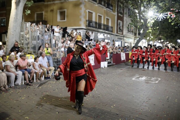 Los boatos de Cavallers de Me’n Fot y la filà Walies conquistan el centro de Dénia en su día grande 184 desfile de gala de los moros y cristianos 2026 de denia 181