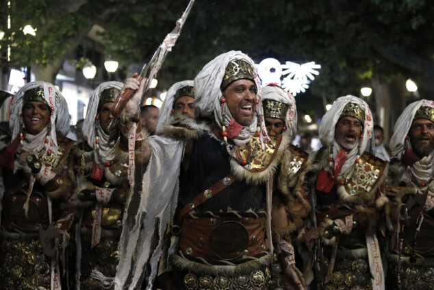 Los boatos de Cavallers de Me’n Fot y la filà Walies conquistan el centro de Dénia en su día grande 189 desfile de gala de los moros y cristianos 2026 de denia 186