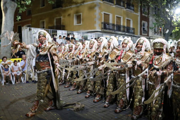Los boatos de Cavallers de Me’n Fot y la filà Walies conquistan el centro de Dénia en su día grande 190 desfile de gala de los moros y cristianos 2026 de denia 187