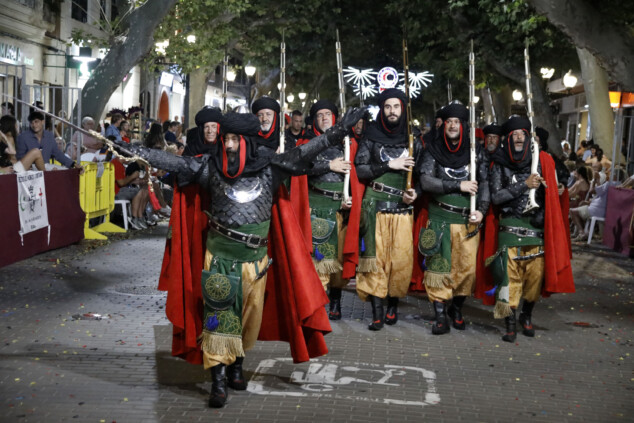 Los boatos de Cavallers de Me’n Fot y la filà Walies conquistan el centro de Dénia en su día grande 191 desfile de gala de los moros y cristianos 2026 de denia 188