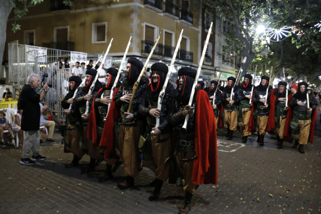 Los boatos de Cavallers de Me’n Fot y la filà Walies conquistan el centro de Dénia en su día grande 192 desfile de gala de los moros y cristianos 2026 de denia 189
