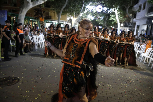 Los boatos de Cavallers de Me’n Fot y la filà Walies conquistan el centro de Dénia en su día grande 199 desfile de gala de los moros y cristianos 2026 de denia 196