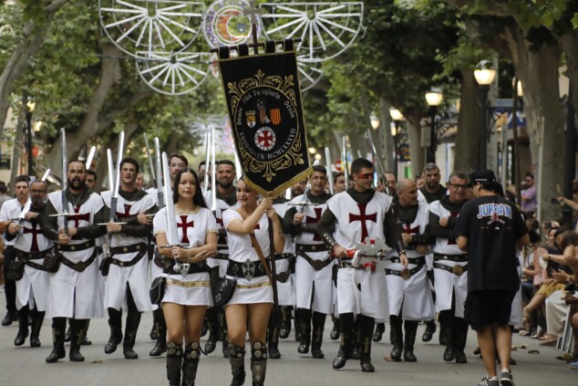 Los boatos de Cavallers de Me’n Fot y la filà Walies conquistan el centro de Dénia en su día grande 5 desfile de gala de los moros y cristianos 2026 de denia 2