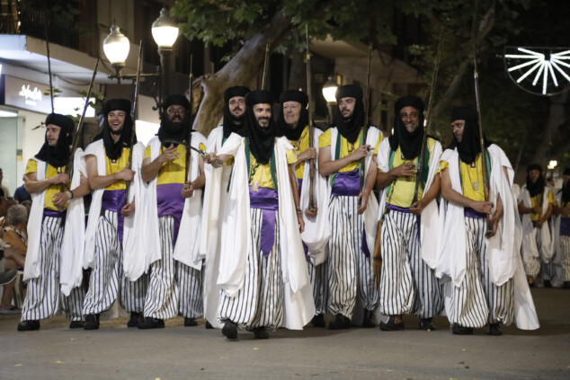 Los boatos de Cavallers de Me’n Fot y la filà Walies conquistan el centro de Dénia en su día grande 207 desfile de gala de los moros y cristianos 2026 de denia 204
