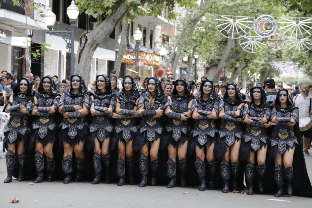 Los boatos de Cavallers de Me’n Fot y la filà Walies conquistan el centro de Dénia en su día grande 24 desfile de gala de los moros y cristianos 2026 de denia 21