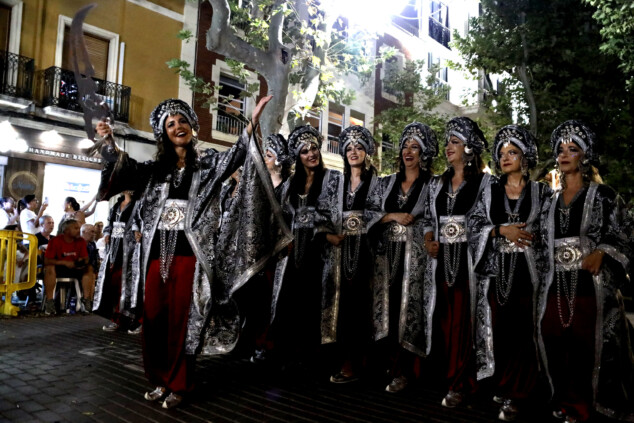 Los boatos de Cavallers de Me’n Fot y la filà Walies conquistan el centro de Dénia en su día grande 213 desfile de gala de los moros y cristianos 2026 de denia 210