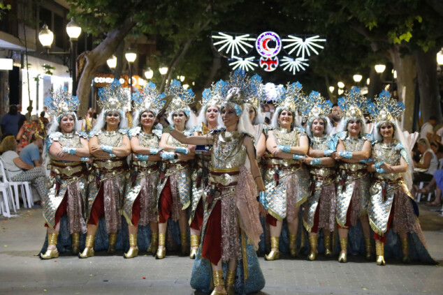 Los boatos de Cavallers de Me’n Fot y la filà Walies conquistan el centro de Dénia en su día grande 215 desfile de gala de los moros y cristianos 2026 de denia 212