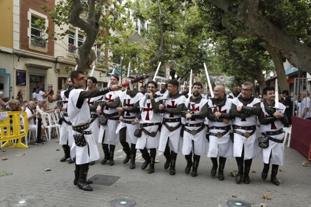 Los boatos de Cavallers de Me’n Fot y la filà Walies conquistan el centro de Dénia en su día grande 6 desfile de gala de los moros y cristianos 2026 de denia 3
