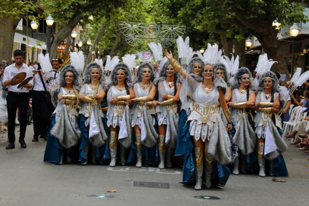Los boatos de Cavallers de Me’n Fot y la filà Walies conquistan el centro de Dénia en su día grande 33 desfile de gala de los moros y cristianos 2026 de denia 30