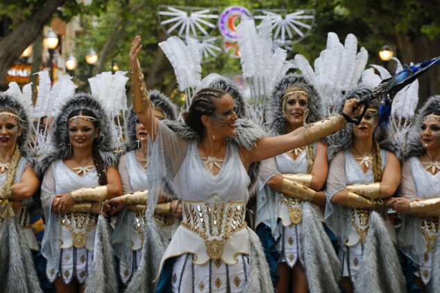 Los boatos de Cavallers de Me’n Fot y la filà Walies conquistan el centro de Dénia en su día grande 34 desfile de gala de los moros y cristianos 2026 de denia 31