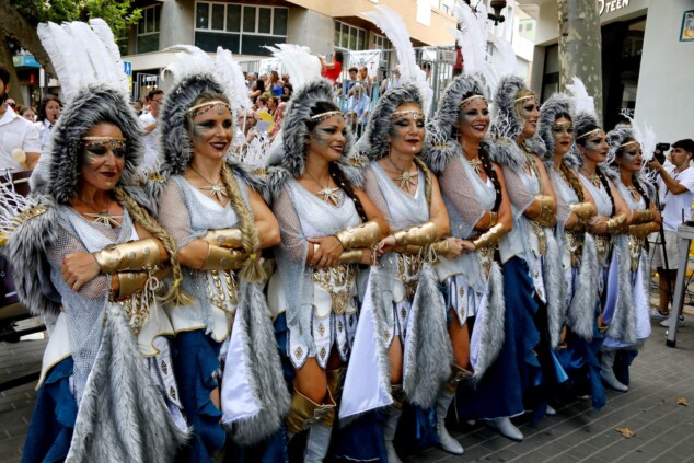 Los boatos de Cavallers de Me’n Fot y la filà Walies conquistan el centro de Dénia en su día grande 39 desfile de gala de los moros y cristianos 2026 de denia 36