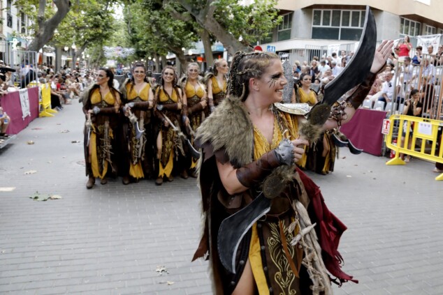 Los boatos de Cavallers de Me’n Fot y la filà Walies conquistan el centro de Dénia en su día grande 40 desfile de gala de los moros y cristianos 2026 de denia 37