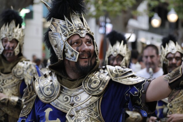 Los boatos de Cavallers de Me’n Fot y la filà Walies conquistan el centro de Dénia en su día grande 43 desfile de gala de los moros y cristianos 2026 de denia 40