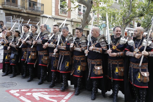 Los boatos de Cavallers de Me’n Fot y la filà Walies conquistan el centro de Dénia en su día grande 50 desfile de gala de los moros y cristianos 2026 de denia 47