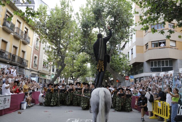 Los boatos de Cavallers de Me’n Fot y la filà Walies conquistan el centro de Dénia en su día grande 56 desfile de gala de los moros y cristianos 2026 de denia 53
