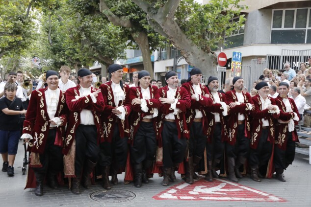 Los boatos de Cavallers de Me’n Fot y la filà Walies conquistan el centro de Dénia en su día grande 60 desfile de gala de los moros y cristianos 2026 de denia 57