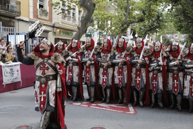 Los boatos de Cavallers de Me’n Fot y la filà Walies conquistan el centro de Dénia en su día grande 65 desfile de gala de los moros y cristianos 2026 de denia 62