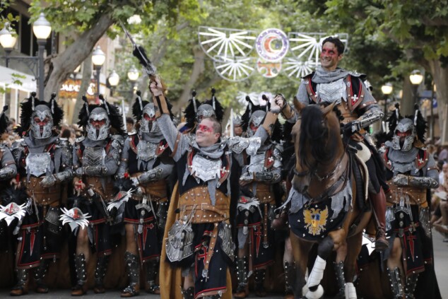 Los boatos de Cavallers de Me’n Fot y la filà Walies conquistan el centro de Dénia en su día grande 68 desfile de gala de los moros y cristianos 2026 de denia 65