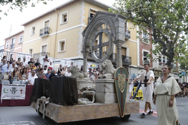 Los boatos de Cavallers de Me’n Fot y la filà Walies conquistan el centro de Dénia en su día grande 71 desfile de gala de los moros y cristianos 2026 de denia 68