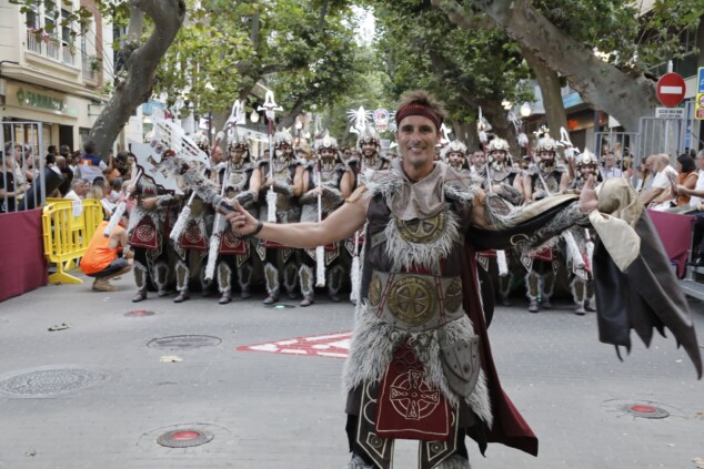 Los boatos de Cavallers de Me’n Fot y la filà Walies conquistan el centro de Dénia en su día grande 72 desfile de gala de los moros y cristianos 2026 de denia 69