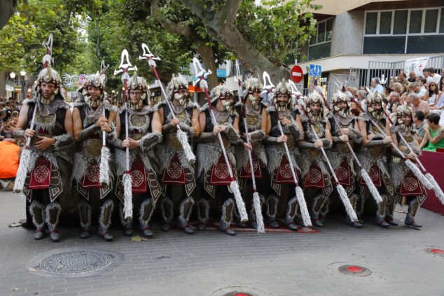 Los boatos de Cavallers de Me’n Fot y la filà Walies conquistan el centro de Dénia en su día grande 73 desfile de gala de los moros y cristianos 2026 de denia 70