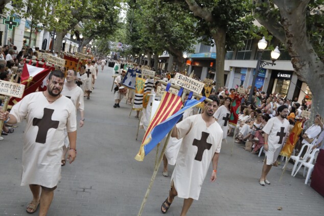 Los boatos de Cavallers de Me’n Fot y la filà Walies conquistan el centro de Dénia en su día grande 74 desfile de gala de los moros y cristianos 2026 de denia 71