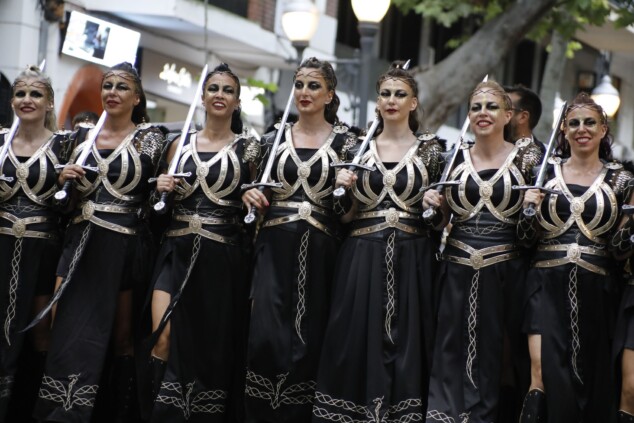 Los boatos de Cavallers de Me’n Fot y la filà Walies conquistan el centro de Dénia en su día grande 77 desfile de gala de los moros y cristianos 2026 de denia 74