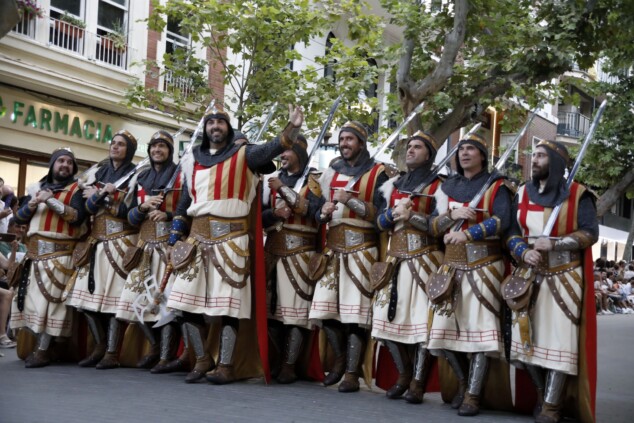 Los boatos de Cavallers de Me’n Fot y la filà Walies conquistan el centro de Dénia en su día grande 87 desfile de gala de los moros y cristianos 2026 de denia 84