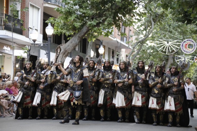 Los boatos de Cavallers de Me’n Fot y la filà Walies conquistan el centro de Dénia en su día grande 89 desfile de gala de los moros y cristianos 2026 de denia 86