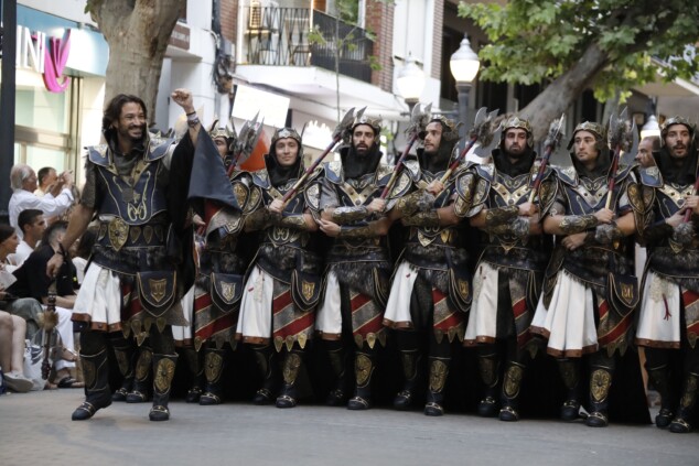 Los boatos de Cavallers de Me’n Fot y la filà Walies conquistan el centro de Dénia en su día grande 90 desfile de gala de los moros y cristianos 2026 de denia 87