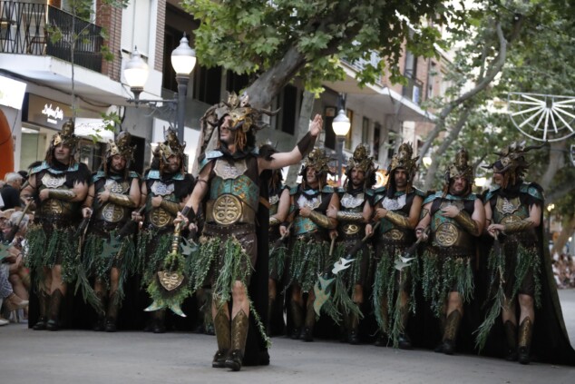 Los boatos de Cavallers de Me’n Fot y la filà Walies conquistan el centro de Dénia en su día grande 91 desfile de gala de los moros y cristianos 2026 de denia 88
