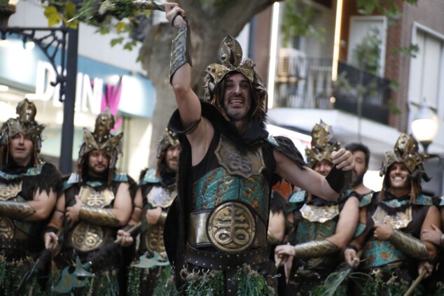 Los boatos de Cavallers de Me’n Fot y la filà Walies conquistan el centro de Dénia en su día grande 92 desfile de gala de los moros y cristianos 2026 de denia 89