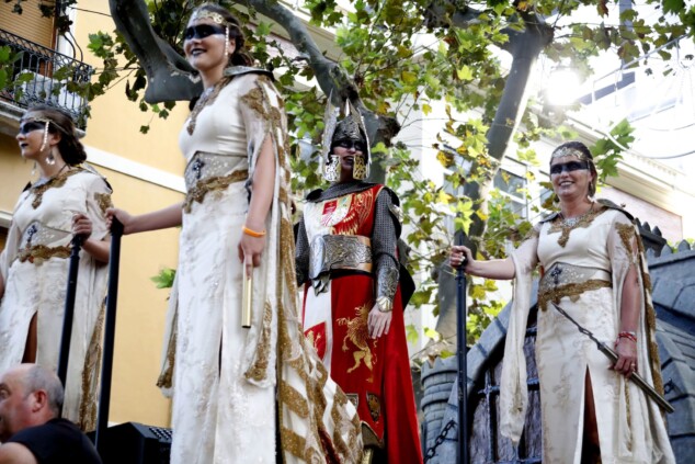Los boatos de Cavallers de Me’n Fot y la filà Walies conquistan el centro de Dénia en su día grande 96 desfile de gala de los moros y cristianos 2026 de denia 93