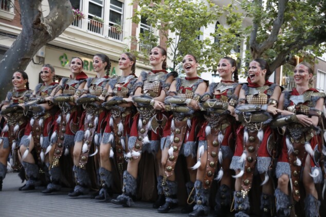 Los boatos de Cavallers de Me’n Fot y la filà Walies conquistan el centro de Dénia en su día grande 101 desfile de gala de los moros y cristianos 2026 de denia 98