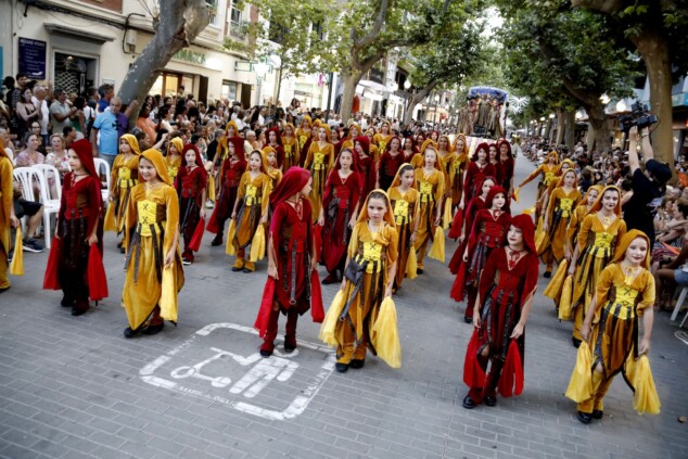 Los boatos de Cavallers de Me’n Fot y la filà Walies conquistan el centro de Dénia en su día grande 1 Imagen: Comparsa infantil en el boato cristiano