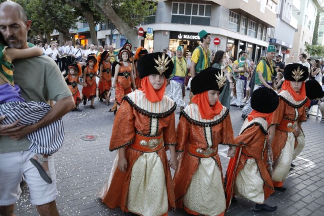 La cantera de los Moros y Cristianos toma Dénia: la espectacularidad del desfile infantil confirma el futuro de la fiesta 106 desfile infantil y entrada de bandas de los moros y cristianos de denia 2026 102