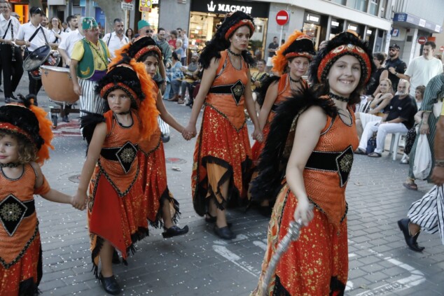 La cantera de los Moros y Cristianos toma Dénia: la espectacularidad del desfile infantil confirma el futuro de la fiesta 107 desfile infantil y entrada de bandas de los moros y cristianos de denia 2026 103