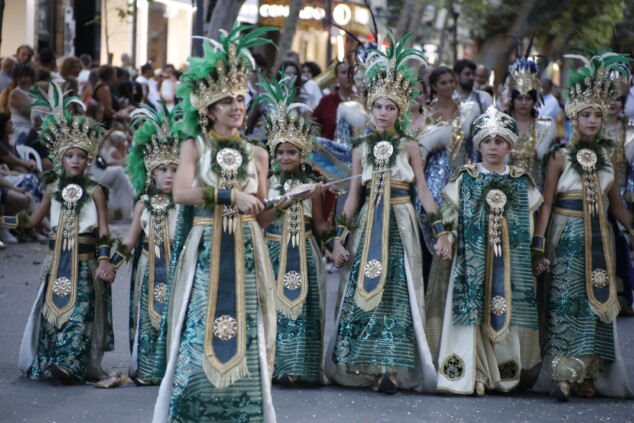 La cantera de los Moros y Cristianos toma Dénia: la espectacularidad del desfile infantil confirma el futuro de la fiesta 110 desfile infantil y entrada de bandas de los moros y cristianos de denia 2026 106