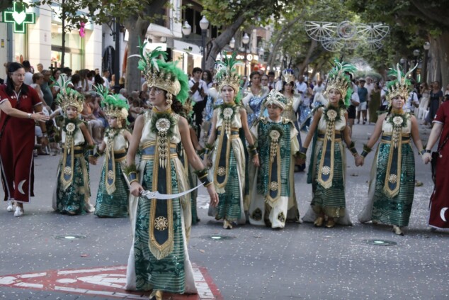 La cantera de los Moros y Cristianos toma Dénia: la espectacularidad del desfile infantil confirma el futuro de la fiesta 111 desfile infantil y entrada de bandas de los moros y cristianos de denia 2026 107