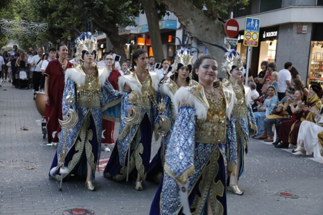 La cantera de los Moros y Cristianos toma Dénia: la espectacularidad del desfile infantil confirma el futuro de la fiesta 113 desfile infantil y entrada de bandas de los moros y cristianos de denia 2026 109