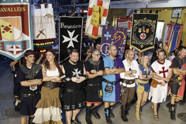 La cantera de los Moros y Cristianos toma Dénia: la espectacularidad del desfile infantil confirma el futuro de la fiesta 121 desfile infantil y entrada de bandas de los moros y cristianos de denia 2026 117