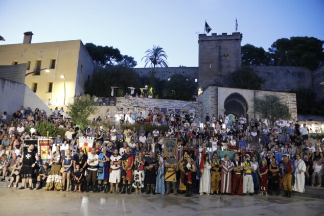 La cantera de los Moros y Cristianos toma Dénia: la espectacularidad del desfile infantil confirma el futuro de la fiesta 129 desfile infantil y entrada de bandas de los moros y cristianos de denia 2026 125